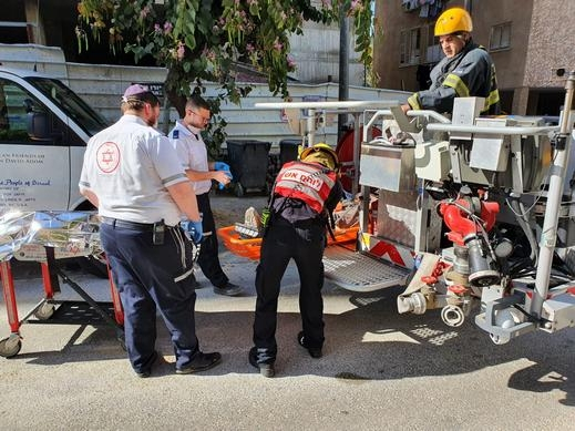 ريشون لتسيون: تخليص عامل سقط عن ارتفاع 